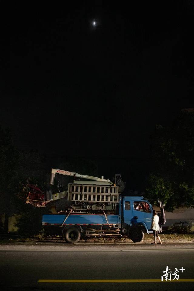 7月7日晚,江门恩平,从河南来的农机手将卡车停在路边准备在车上休息,为第二天的抢收工作养精蓄锐。 7月7日晚,江门恩平,从河南来的农机手将卡车停在路边准备在车上休息,为第二天的抢收工作养精蓄锐。