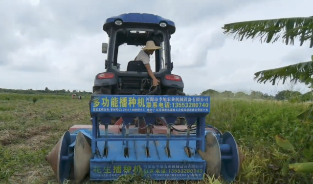 花生多功能播种机正在田间演示 花生多功能播种机正在田间演示