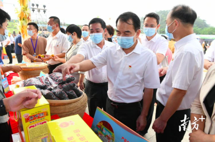 出席领导参观名特优农产品展销、展示现场 / 植兰裕摄