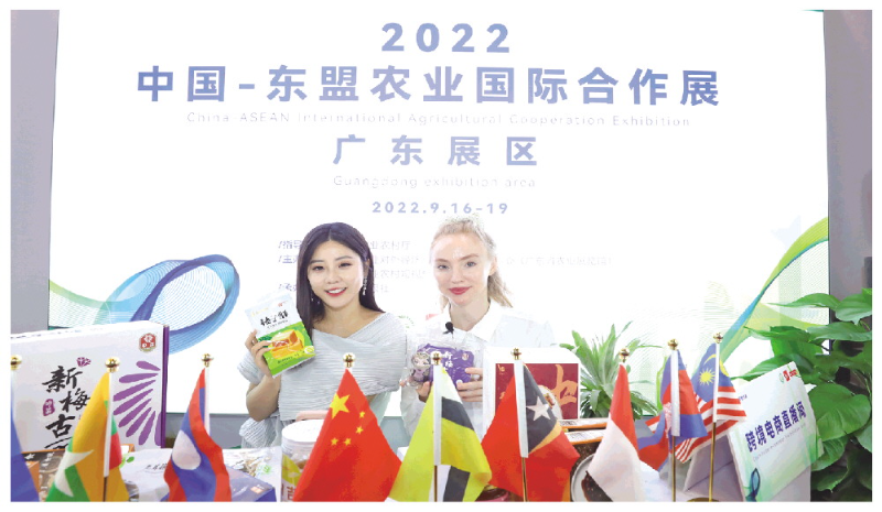 在第七届中国-东盟农业国际合作展上,双语主播Julia直播推介“粤字号”农产品。 吴秒衡 摄.jpeg