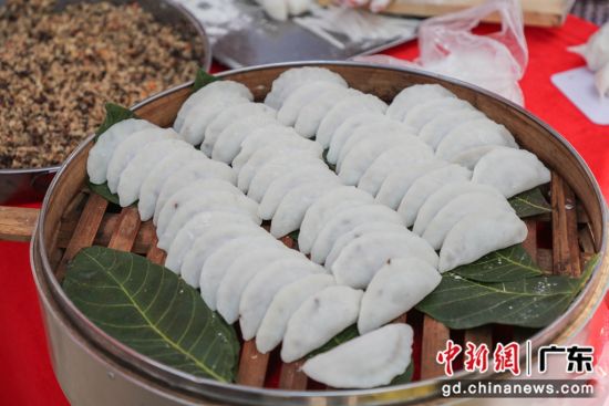 启动会现场,对鹤山市、古劳镇美食风物进行推介。 作者 广东省人民政府地方志办公室 供图 启动会现场,对鹤山市、古劳镇美食风物进行推介。 作者 广东省人民政府地方志办公室 供图