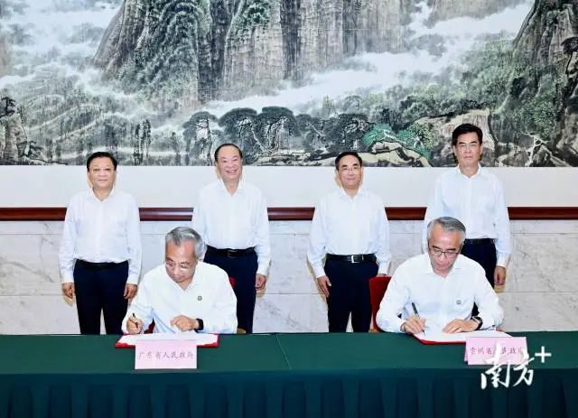 7月12日下午,广东、贵州两省举行了关于深化两省合作、支持黔东南州“黎从榕”打造对接融入粤港澳大湾区“桥头堡”备忘录签约仪式。省委书记黄坤明,贵州省委书记徐麟,省委副书记、省长王伟中,贵州省委副书记、省长李炳军共同见证签约。 图片