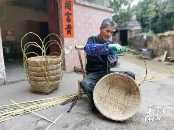 叶任正在制作竹编篓子。 图片