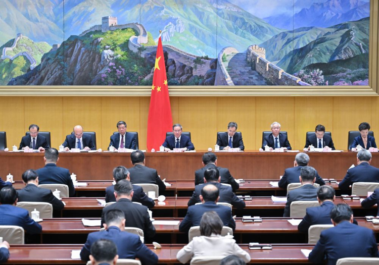 3月15日,国务院总理李强主持召开国务院第四次全体会议,深入学习贯彻习近平总书记在全国“两会”期间的重要讲话和全国“两会”精神,对落实国务院2024年重点工作进行部署。新华社记者 岳月伟 摄