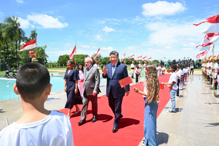 当地时间11月20日上午,国家主席习近平在巴西利亚总统官邸黎明宫同巴西总统卢拉举行会谈。会谈前,卢拉总统和夫人罗桑热拉热情迎接习近平,并为习近平举行隆重盛大欢迎仪式。新华社记者 李学仁 摄