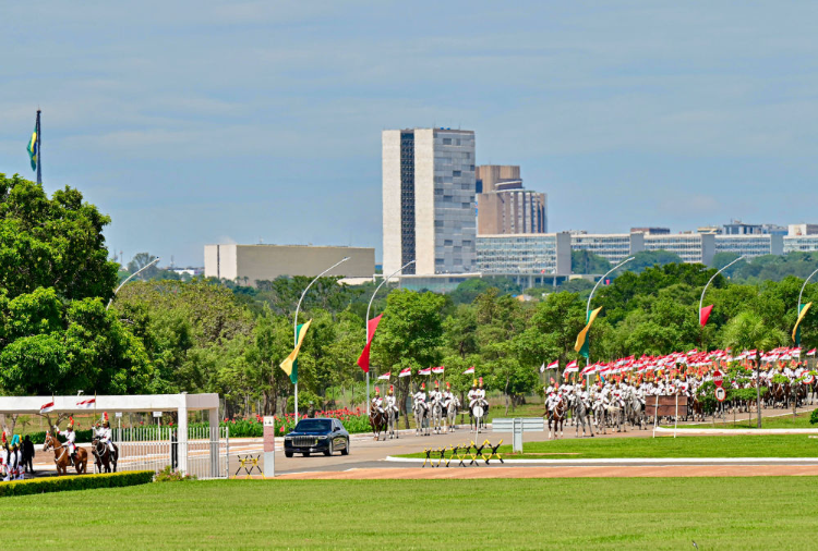 当地时间11月20日上午,国家主席习近平在巴西利亚总统官邸黎明宫同巴西总统卢拉举行会谈。会谈前,卢拉总统和夫人罗桑热拉热情迎接习近平,并为习近平举行隆重盛大欢迎仪式。新华社记者 翟健岚 摄
