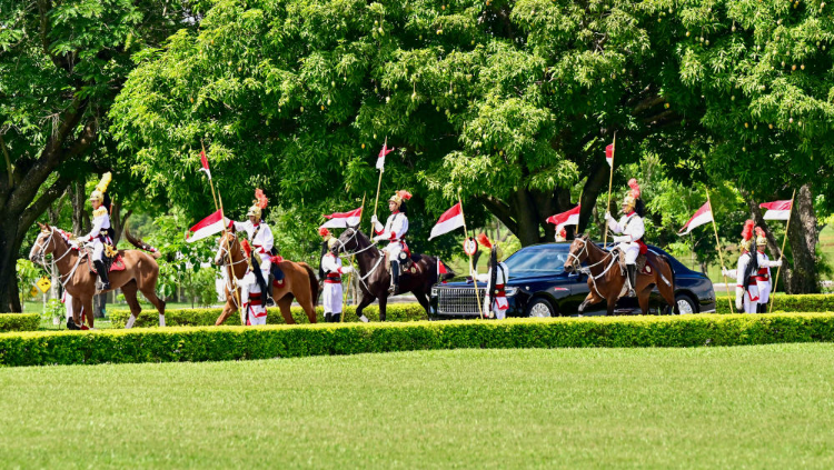 当地时间11月20日上午，国家主席习近平在巴西利亚总统官邸黎明宫同巴西总统卢拉举行会谈。会谈前，卢拉总统和夫人罗桑热拉热情迎接习近平，并为习近平举行隆重盛大欢迎仪式。新华社记者 翟健岚 摄