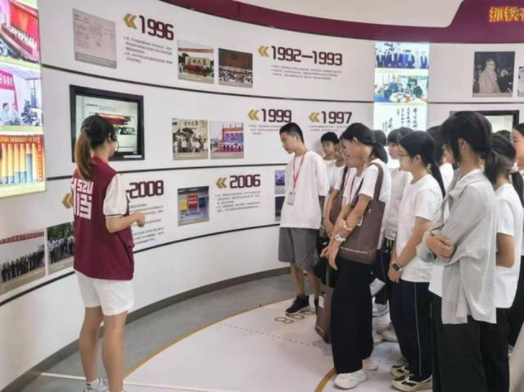 三角中学39名师生代表赴深圳开展“对口帮扶河源市连平县三角中学鹏城研学培训班”。 三角中学39名师生代表赴深圳开展“对口帮扶河源市连平县三角中学鹏城研学培训班”。