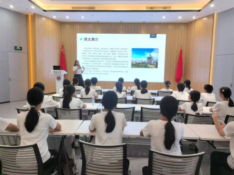 深圳大学学生为三角中学学生们分享中学学习规划及科学学习方法。 深圳大学学生为三角中学学生们分享中学学习规划及科学学习方法。