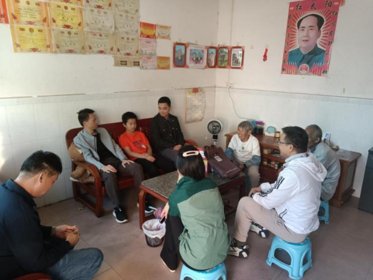 工作队到当地困境儿童家中慰问。 工作队到当地困境儿童家中慰问。