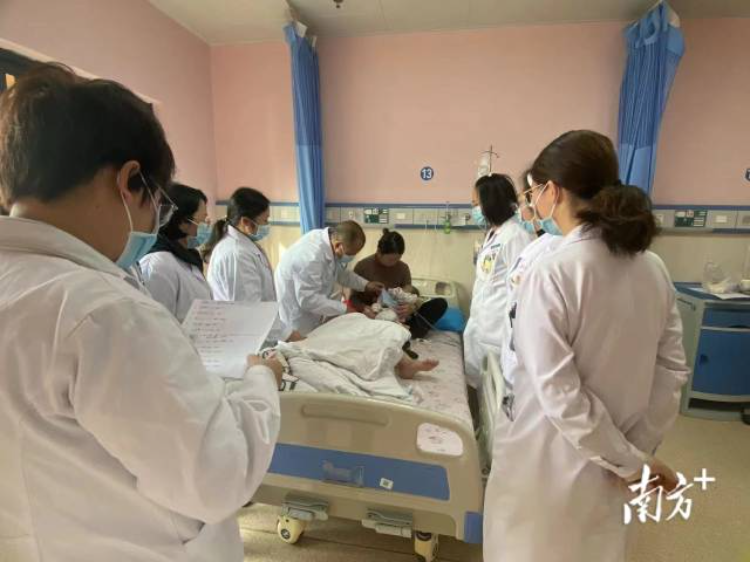 吴川医务人员在三江人民医院儿科示范查房。