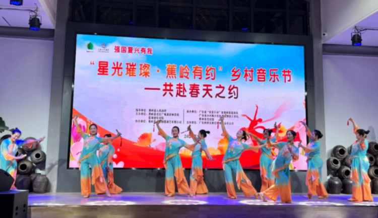 现场精彩的文艺表演 图片/徐志宝