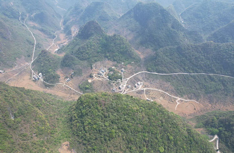 位于大山深处的隆明村。东兰县融媒体中心供图