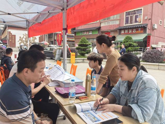 家长、学生和技工院校老师现场互动交流。