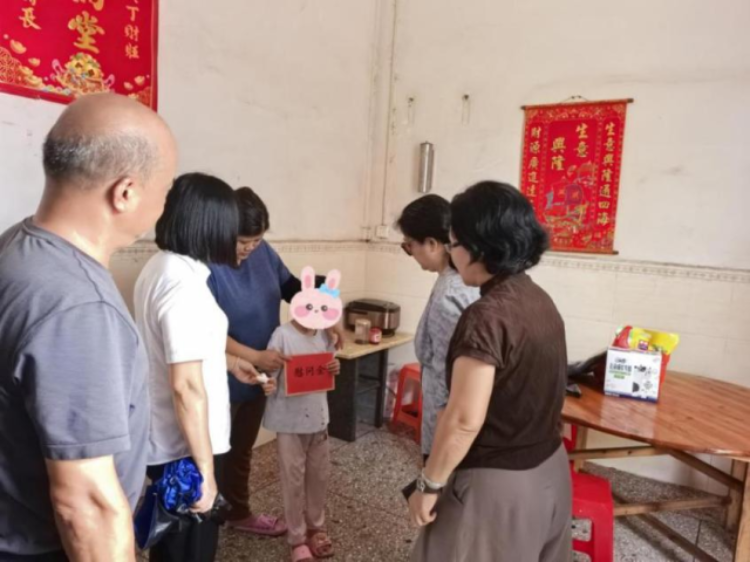 5月22-23日，广东省妇联一级巡视员罗敏带队前往连滩镇开展“护航成长情暖六一”困境儿童走访慰问和调研活动。