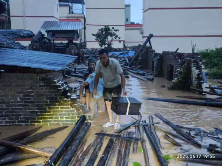 董能威救出被困老人的时候,整座平房只看得见屋顶和墙头。