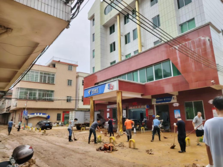 每天都有上百人奋战在清淤现场。