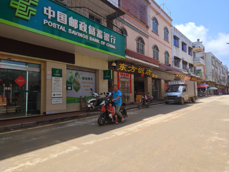 灾后清完淤泥的圩镇街道。