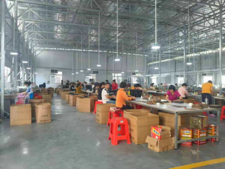 高墩村的乡村振兴车间里,工人们正在流水线上忙碌着。