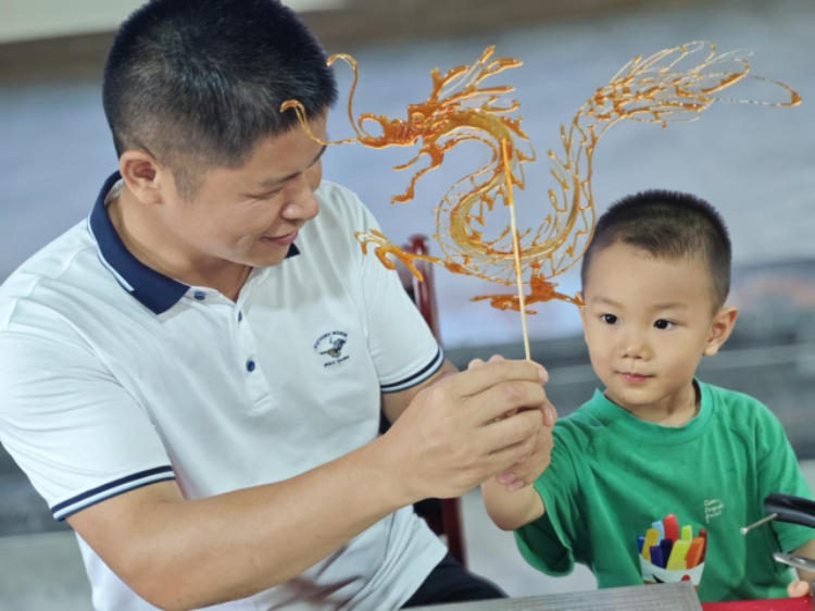 驻佗城镇工作队队长刘强拥有一手精湛的糖画技艺。