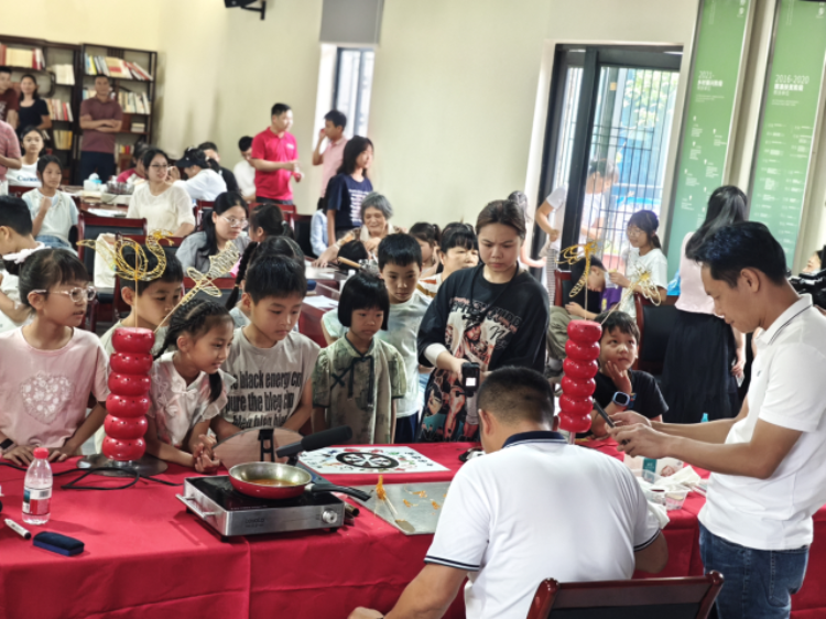 课堂上,刘强为学员们做示范。