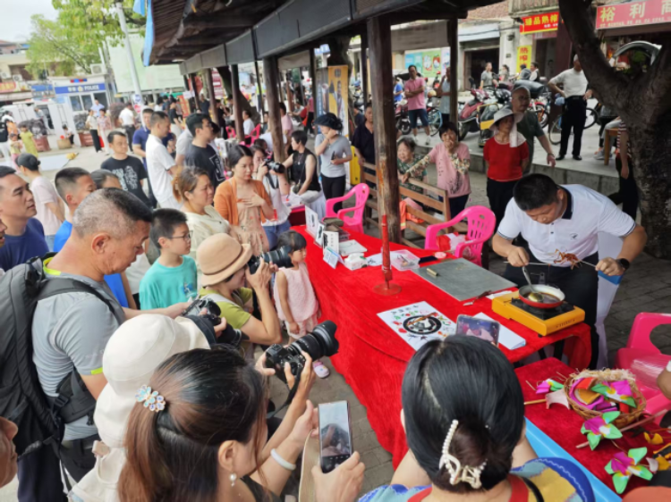 在今年五月龙川县举办的“中国旅游日”活动集市上,刘强和学员们一起出摊。
