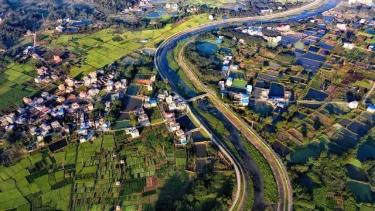 “绿色明珠”翁源县龙仙镇。