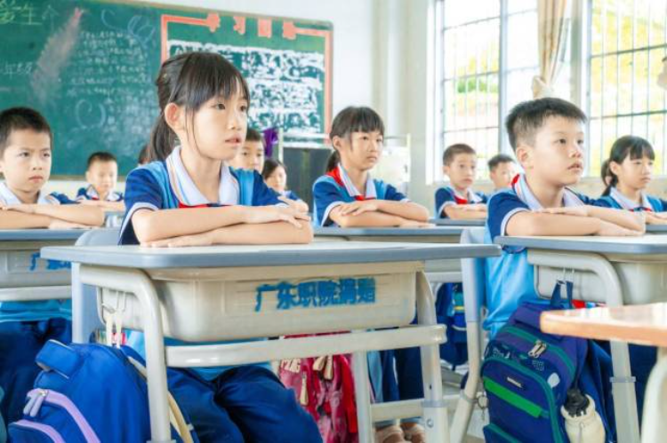 合水小学用上了工作队捐赠的课桌。