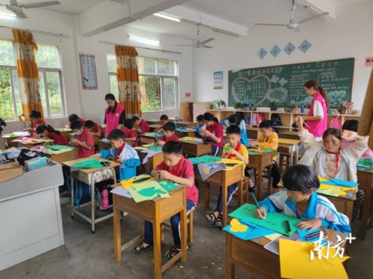 “四点半课堂”有效衔接了家校教育,解决了家长们的后顾之忧。受访单位提供